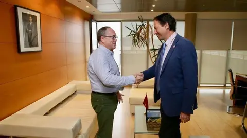 El consejero de Obras P&uacute;blicas, Jos&eacute; Luis Gochicoa, y el alcalde de Campoo de Yuso, Eduardo Ortiz, estudian las principales necesidades del municipio