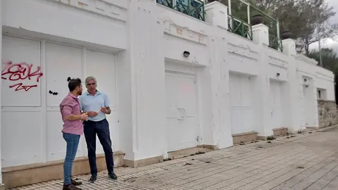 Jos&eacute; Mar&iacute;a Fuentes-Pila, portavoz del PRC de Santander, y Vicente Nieto, concejal del PRC, en el edificio Rema en El Sardinero