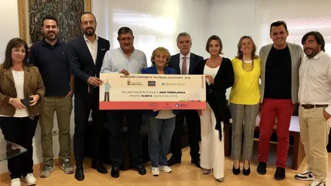 Entrega del cheque solidario a AMAT