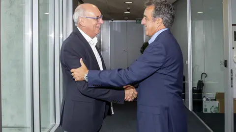 El consejero de Innovaci&oacute;n, Industria, Transporte y Comercio, Francisco Mart&iacute;n, recibe al alcalde de Miengo