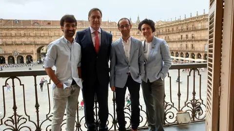 Javier Gonz&aacute;lez, Garc&ntilde;ia Carbayo, Mar&iacute;n Benito y Mar Siles, de izquierda a derecha, en el balc&oacute;n del Ayuntamiento de Salamanca.