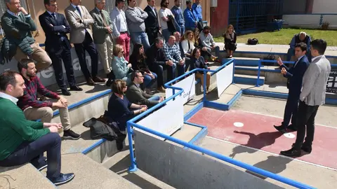 El secretario general del PSOE de Santander y portavoz socialista en el Ayuntamiento, Pedro Casares, con representantes de los clubes deportivos