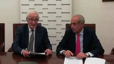 A la izquierda, Pedro Rivero, presidente de Liberbank; a la derecha, Fernando Garc&iacute;a Andr&eacute;s, presidente del Colegio de Economistas de Cantabria.