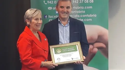 Entrega a Bezana de la acreditaci&oacute;n como 'Municipio Solidario con el Alzheimer'.