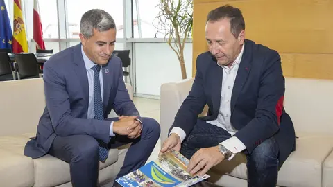 El vicepresidente regional, Pablo Zuloaga, se re&uacute;ne con el director del IES Montesclaros, Norberto Garc&iacute;a