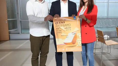 Presentaci&oacute;n de la Feria Mercado del Queso Artesano de Teba (M&aacute;laga)  con asistencia del alcalde, Crist&oacute;bal Corral (i) y el diputado de Medio Ambiente, Crist&oacute;bal Ortega (c)