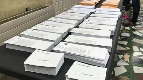 Mesa con papeletas en un colegio electoral