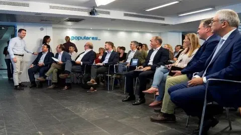 El secretario general del PP, Teodoro Garc&iacute;a Egea, junto con los directores de campa&ntilde;a regionales y provinciales del PP.