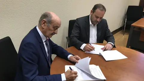 Maz&oacute;n y Abalos firman el acuerdo por el que S&aacute;nchez asume las reivindicaciones del PRC