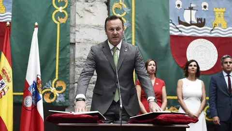 El consejero c&aacute;ntabro de Desarrollo Rural, Ganader&iacute;a, Pesca, Alimentaci&oacute;n y Medio Ambiente, Guillermo Blanco en su toma de posesi&oacute;n en el parlamento de Cantabria.