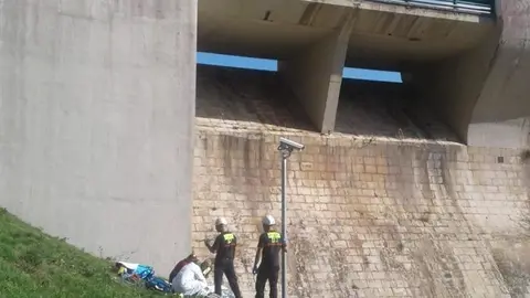 Ciclista herido en la presa del embalse del Ebro