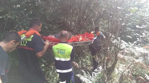 Bomberos del 112 rescatan a un senderista herido en Arenas de Igu&ntilde;a