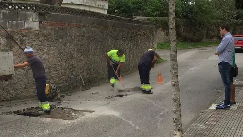 El concejal de Barrios de Astillero y ped&aacute;neo de Guarnizo, Alejandro Hoz, visita las obras de mejora en el asfaltado de Guarnizo