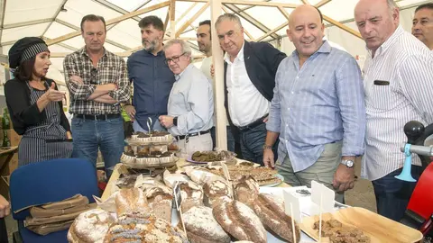 El consejero de Desarrollo Rural, Ganader&iacute;a, Pesca, Alimentaci&oacute;n y Medio Ambiente, Guillermo Blanco, y otras autoridades en la Feria Bioterruca