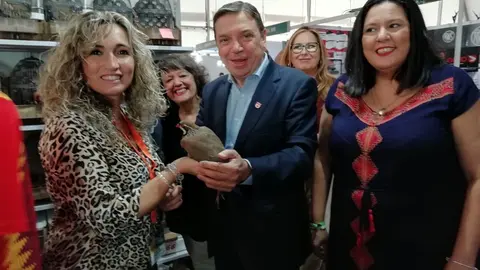 Planas (centro) visita junto a Amo (dcha.) uno de los estands de Intercaza