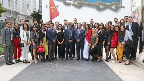 El presidente de Cantabria, Miguel &Aacute;ngel Revilla, recibe a 30 futuros l&iacute;deres iberoamericanos becados por la Fundaci&oacute;n Carolina