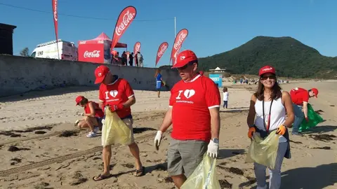 Limpieza en la playa de Berria de Santo&ntilde;a