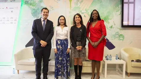 El presidente del GYLF, Jacobo Pombo, con las participantes en un panel sobre Mujer y Liderazgo celebrado este s&aacute;bado