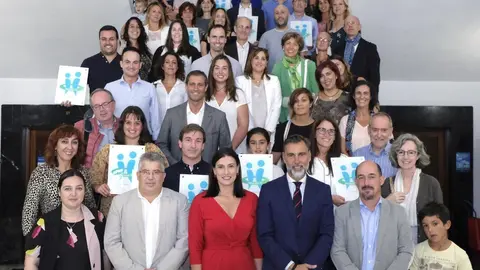 Entrega a 13 centros educativos de Santander el distintivo del programa 'Tutor&iacute;a entre Iguales'