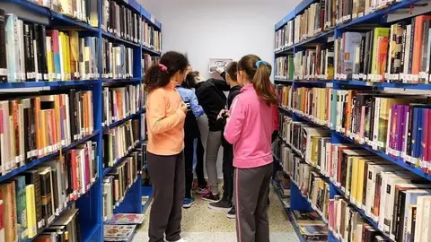 Ni&ntilde;os en una biblioteca de Santander. Lectura. Libros. 