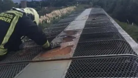 Bomberos de Santander extinguen un incendio en el techo de  un tren de cercan&iacute;as de la l&iacute;nea Santander-Reinosa