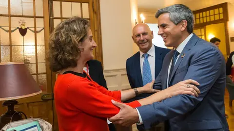 La ministra de Transici&oacute;n Ecol&oacute;gica Teresa Ribera y el vicepresidente Pablo Zuloaga en la UIMP
