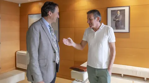 El consejero de Obras P&uacute;blicas, Ordenaci&oacute;n del Territorio y Urbanismo, Jos&eacute; Luis Gochicoa, se re&uacute;ne con la Cofrad&iacute;a de Pescadores de Laredo