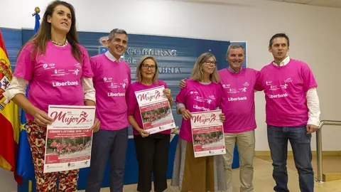 El vicepresidente y consejero de Universidades, Igualdad, Cultura y Deporte, Pablo Zuloaga, presenta, en rueda de prensa, la XIII Carrera de la Mujer de Santa Cruz de Bezana