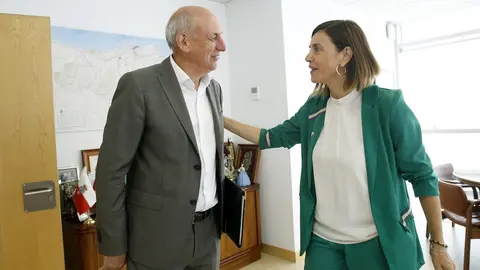 La consejera de Presidencia, Interior, Justicia y Acci&oacute;n Exterior, Paula Fern&aacute;ndez, se re&uacute;ne con el alcalde de Miengo, Jos&eacute; Manuel Cabrero