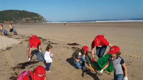 Voluntarios recogiendo residuos en la playa de Berria