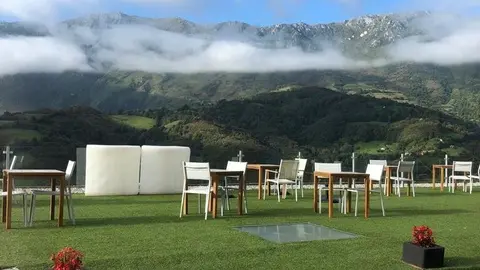 D&iacute;a soleado en la Sierra del Aramo, Asturias, durante el fin de semana del "veranillo de San Miguel".