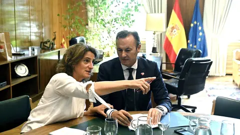 La ministra para la Transici&oacute;n Ecol&oacute;gica, Teresa Ribera, y el consejero de Desarrollo Rural, Ganader&iacute;a, Pesca, Alimentaci&oacute;n y Medio Ambiente del Gobierno  de Cantabria, Guillermo Blanco