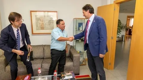 El consejero de Obras P&uacute;blicas, Ordenaci&oacute;n del Territorio y Urbanismo, Jos&eacute; Luis Gochicoa, se re&uacute;ne con la Cofrad&iacute;a de Pescadores de Santo&ntilde;a