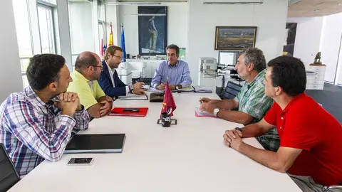 El consejero de Innovaci&oacute;n, Industria, Transporte y Comercio, Francisco Mart&iacute;n, se re&uacute;ne con representantes sindicales de RENFE Cercan&iacute;as.
