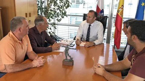 El consejero de Desarrollo Rural, Ganader&iacute;a, Pesca, Alimentaci&oacute;n y Medio Ambiente, Guillermo Blanco, recibe al alcalde de Soba, Juli&aacute;n Fuentecilla.