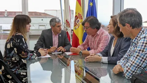 El vicepresidente y consejero de Universidades, Igualdad, Cultura y Deporte, Pablo Zuloaga, se re&uacute;ne con el presidente del Comit&eacute; Auton&oacute;mico de Cruz Roja, Javier Fern&aacute;ndez Losantos.