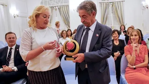 El presidente de Cantabria, Miguel &Aacute;ngel Revilla, recoge el Premio Coraz&oacute;n 2019 de la Asociaci&oacute;n Coraz&oacute;n sin Fronteras de manos de la presidenta de la entidad, Maite San Santurnino