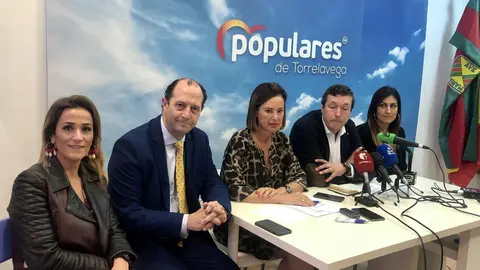 El diputado regional, &Iacute;&ntilde;igo Fern&aacute;ndez, y la portavoz del PP en Torrelavega, Marta Fern&aacute;ndez-Teijeiro