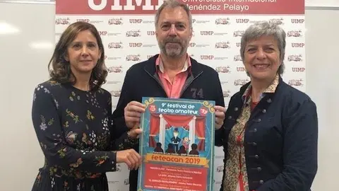 Vicerrector de Extensi&oacute;n Universitaria y Campus de las Llamas de la UIMP, Andr&eacute;s Hoyo; directora del Centro Docente y de Investigaci&oacute;n de UIMP en Santander, Mar Garc&iacute;a de los Salmones, y presidenta de FETEACAN, Elisa S&aacute;inz, presentan 9 Festival FETEACAN