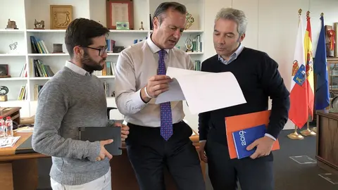 El consejero de Desarrollo Rural, Ganader&iacute;a, Pesca, Alimentaci&oacute;n y Medio Ambiente, Guillermo Blanco, recibe al alcalde de Guriezo, &Aacute;ngel Llano.