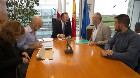 El consejero de Desarrollo Rural, Ganader&iacute;a, Pesca, Alimentaci&oacute;n y Medio Ambiente, Guillermo Blanco, se ha reunido con el presidente de la Federaci&oacute;n C&aacute;ntabra de Caza, Ignacio Valle