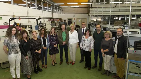 La consejera de Educaci&oacute;n con docentes del IES Los Remedios de Guarnizo que pondr&aacute;n en marcha en Benin una escuela de soldadura y otra de electricidad