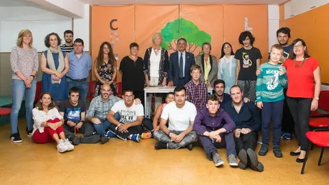 El presidente de Cantabria, Miguel &Aacute;ngel Revilla; la consejera de Educaci&oacute;n, FP y Turismo, Marina Lomb&oacute;, junto a alumnos, docentes, directiva y padres del colegio de educaci&oacute;n especial Stephane Lupasco