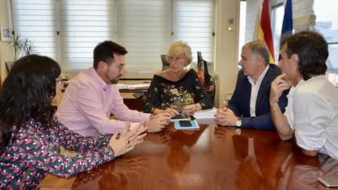 La consejera de Educaci&oacute;n, Formaci&oacute;n Profesional y Turismo, Marina Lomb&oacute;, se re&uacute;ne con los grupos municipales de PSOE y PRC de Colindres