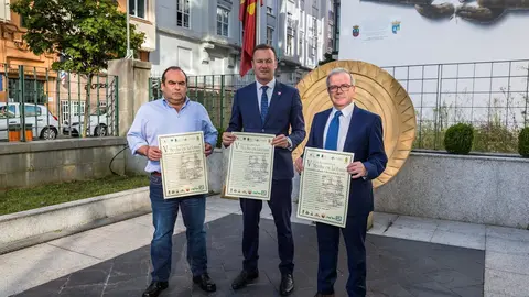 El consejero de Desarrollo Rural, Ganader&iacute;a, Pesca, Alimentaci&oacute;n y Medio Ambiente, Guillermo Blanco, junto al alcalde Camele&ntilde;o, &Oacute;scar Casares, y el director de la ODECA, Fernando Mier, presenta la V Feria &lsquo;Hechu en Li&eacute;bana&rsquo;