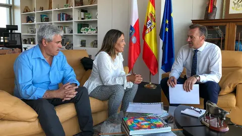 El consejero de Desarrollo Rural, Ganader&iacute;a, Pesca, Alimentaci&oacute;n y Medio Ambiente, Guillermo Blanco, y la alcaldesa de Sol&oacute;rzano, Gema Perojo