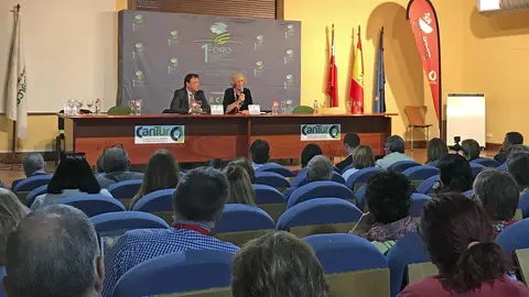 La consejera de Turismo, Marina Lomb&oacute;, y el presisente de la Asociaci&oacute;n de Turismo Rural, Jes&uacute;s Blanco