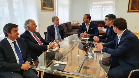 El alcalde de Torrelavega, Javier L&oacute;pez Estrada, se re&uacute;ne con el presidente de Bondalti Cantabria, Joao de Mello