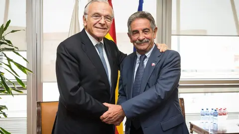 El presidente del Gobierno de Cantabria, Miguel &Aacute;ngel Revilla, y el presidente de la Fundaci&oacute;n Bancaria "la Caixa", Isidro Fain&eacute;