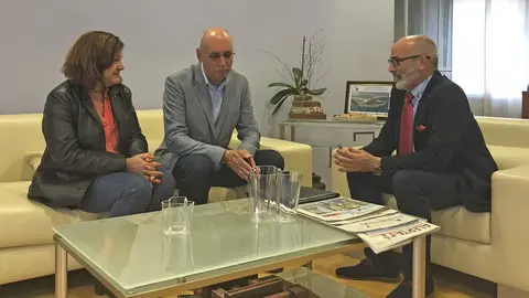 El consejero de Sanidad, Miguel Rodr&iacute;guez, recibe al alcalde de Miengo, Manuel Cabrero.